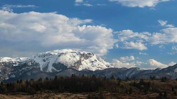 natuur en wolken time-lapse. heldere winterdag op de berg. video