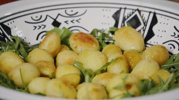 ensalada de rúcula fresca y patatas cocidas. video