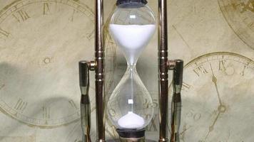 närbild av ett genomskinligt timglas. tid koncept video
