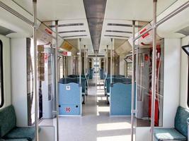 interior del tren vacío foto