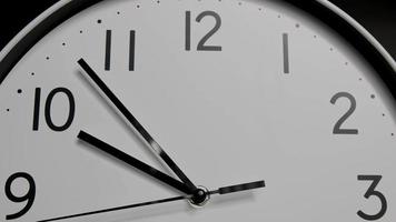 lapso de tiempo, el reloj marca las diez y quince minutos. sobre el fondo negro. video