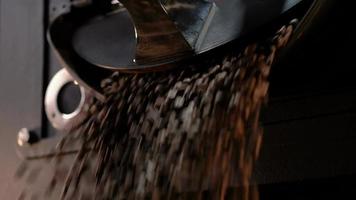 proceso de tostado de café en una pequeña fábrica de tostadoras de rotor de mezcla quemando procesos de enfriamiento bebidas