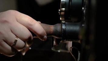 Comprobación de la calidad de la máquina de proceso de tostado de café en una pequeña fábrica de tostadoras quemando procesos de enfriamiento de bebidas