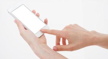 Asimiento de la mano femenina teléfono móvil aislado en blanco, mujer sosteniendo el teléfono con pantalla vacía, pantalla en blanco, tocando foto