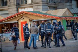 milán italia 2021 oficiales de seguridad para el control de los mercados navideños