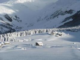 paisaje encantado después de fuertes nevadas foto