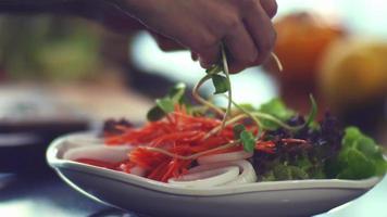 faire des salades d'aliments sains dans la cuisine de la maison avec des légumes et des ingrédients biologiques en gros plan video