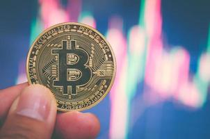 mano de hombre cryptocurrency golden bitcoin y dinero virtual concepto de tecnología y finanzas empresariales blockchain. foto