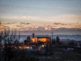 el territorio del roero, cerca de asti. y detrás de la sierra de monviso después de una nevada foto