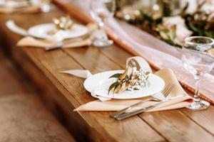 ajuste de la mesa profesional. enfoque selectivo. mesa decorada. foto