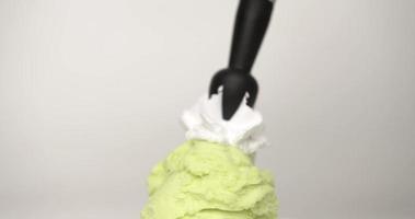 de cerca. Exprime la crema batida sobre el helado de té verde. la suavidad de la nata montada. video