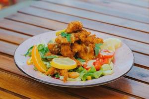 Ensalada de pollo en mesa de madera foto