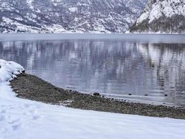 paisaje invernal en el río del lago fiordo en framfjorden noruega. foto