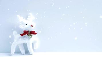 Animación de fondo de árboles de Navidad de ciervo blanco con copos de nieve cayendo plantilla de texto de espacio de copia