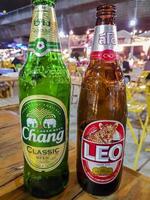 Bangkok, Tailandia 22 de mayo de 2018 Chang Leo Beer mercado nocturno tailandés comida callejera, Bangkok, Tailandia.