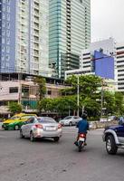 hora punta gran atasco de tráfico pesado en la concurrida Bangkok, Tailandia. foto