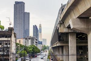 Bangkok, Tailandia 22 de mayo de 2018, el tráfico y la lluvia del paisaje urbano en la estación de Makkasan en Bangkok, Tailandia. foto