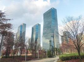 incheon city, corea del sur, 2021 - grandes edificios en el parque de la ciudad de incheon city foto