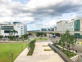 incheon, corea del sur - 2021 - plaza verde en la ciudad de incheon foto