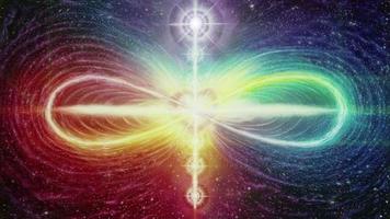 o sinal do infinito feito de energia colorida no espaço, incluindo os sete chakras nele video