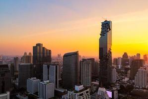 Vista del paisaje urbano del moderno edificio comercial de oficinas de Bangkok en la zona de negocios en Bangkok, Tailandia. Bangkok es la capital y ciudad más poblada de Tailandia y la ciudad más poblada del sudeste asiático. foto
