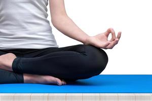 mujer joven mantenga la calma y medite mientras practica yoga para explorar la paz interior. el yoga y la meditación tienen buenos beneficios para la salud. concepto de fotografía para el deporte de yoga y estilo de vida saludable. foto