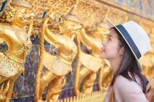 Hermosa mujer turista asiática sonríe y disfruta de viajes de vacaciones en Bangkok en Tailandia