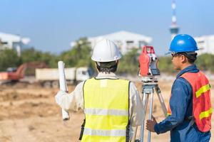 Ingeniero de construcción y trabajador capataz comprobando el sitio de construcción para un nuevo proyecto de construcción de infraestructura foto