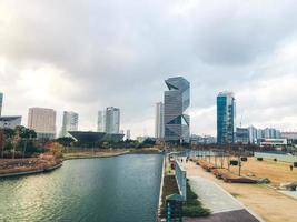incheon city, corea del sur, 2021 - grandes edificios en el parque de la ciudad de incheon city foto