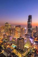 Vista del paisaje urbano del moderno edificio comercial de oficinas de Bangkok en la zona de negocios en Bangkok, Tailandia. Bangkok es la capital y ciudad más poblada de Tailandia y la ciudad más poblada del sudeste asiático. foto