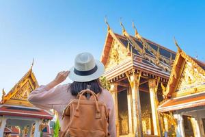 Hermosa mujer turista asiática disfruta de viajes de vacaciones en Bangkok en Tailandia