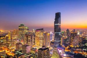 Vista del paisaje urbano del moderno edificio comercial de oficinas de Bangkok en la zona de negocios en Bangkok, Tailandia. Bangkok es la capital de Tailandia y Bangkok es también la ciudad más poblada de Tailandia. foto