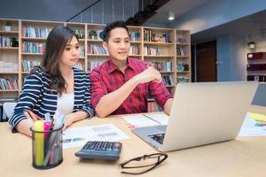 Pareja asiática emprendedor de negocios lluvia de ideas y discusión para el plan de negocios en la oficina en casa.Conceptual para emprendedor de pequeñas empresas y autónomo. foto