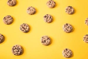 unas galletas de chocolate sobre un fondo amarillo foto