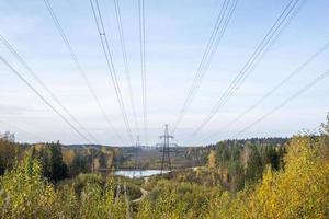 Vista del paisaje otoñal con cables de transmisión de alta tensión foto