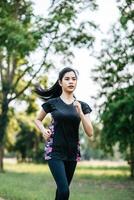 las mujeres hacen ejercicio corriendo por las calles del parque. foto