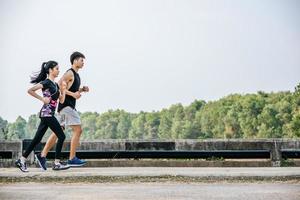 hombres y mujeres hacen ejercicio corriendo. foto