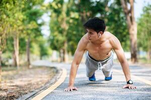 The men who removed the shirts had muscles push up the streets. photo