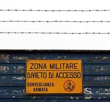 Bolonia, Italia, 2020 - Área militar italiana con letrero amarillo Zona militar, sin entrada, vigilancia armada. Bolonia, Italia