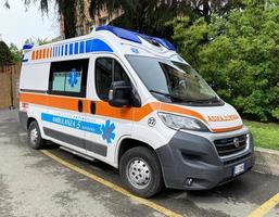 bolonia, italia, 2021 - ambulancia en espera en el hospital sant'orsola de bolonia. Italia foto