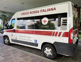 bolonia, italia, 2021 - croce rossa italiana, cruz roja italiana, ambulancia en espera en el hospital malpighi de bolonia. foto