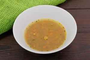 sopa de lentejas con zanahorias en una mesa foto