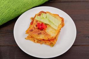 lasaña con verduras en una mesa foto