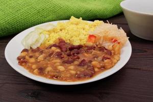 Frijoles rojos con arroz al curry en una mesa foto