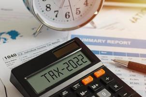 inicio de impuestos en 2022 con una calculadora que calcula los ingresos en el concepto empresarial de pago de impuestos, retención de impuestos en el nuevo año 2022 y como regla foto