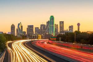 Horizonte del centro de Dallas en el crepúsculo, Texas foto