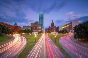 Horizonte del centro de Dallas en el crepúsculo, Texas foto