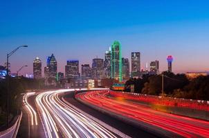 Horizonte del centro de Dallas en el crepúsculo, Texas