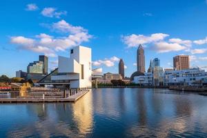 horizonte del centro de cleveland desde la orilla del lago foto