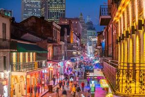 Pubs y bares con luces de neón en el barrio francés de Nueva Orleans. foto